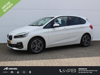 BMW 2-serie Tourer 220i High Executive Edition AUTOMAAT / Lederen Bekleding / Navigatie / Elektrisch Schuif-/Kanteldak / Elektrisch Bedienbare Achterklep / Head-Up Display /
