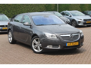 Opel Insignia 1.6 T Cosmo / Trekhaak / Leder / 19'' / Navigatie / Stoelverwarming / Cruise Control