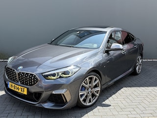 BMW 2-serie BWJ 2020 M235i 306 PK xDrive High Executive Edition AUTOMAAT APPLE CARPLAY / ANDROID AUTO / NAVI / CLIMA / CRUISE / SCHUIFKANTEL DAK / ELEKTRISCHE STOELEN / CAMERA / LMV / PDC / LEDER / HEAD-UP DISPLAY / HARMAN KARDON AUDIO / STOELVERW./ LED / LMV