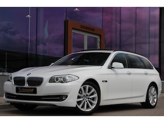 BMW 5-serie Touring 523i High Executive | Leder | Memory | Pano | Dealer onderhouden | ALPINWEISS
