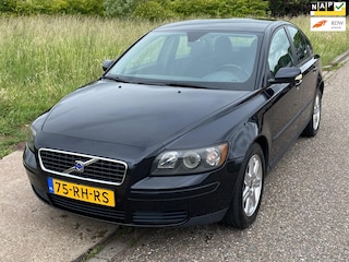 Volvo S40 2.4 Momentum ECC Audio/CD Electric pakket EBD Colorpakket ABS LMV 16" Cruisecontrol Dealeronderhoud Apk 15/04/2025