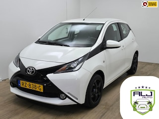 Toyota Aygo Occasion 1.0 VVT-i x-play met parkeercamera | Tweedehands Toyota Aygo wit in sportieve look | Velgen | Weinig Km | ALJ