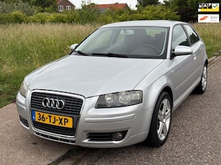 Audi A3 1.6 FSI Attraction 3-Drs ECC Audio/CD Electric pakket LMV 17" ABS Cruisecontrol TCS ESP EBD EDS Dealeronderhoud Nieuwe Apk