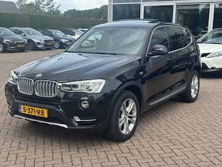 BMW X3 xDrive20i High Executive / Trekhaak / Panoramadak / Half leder / 18''/ Navigatie / Parkeerhulp V+A / Stoelverwarming / Cruise Control