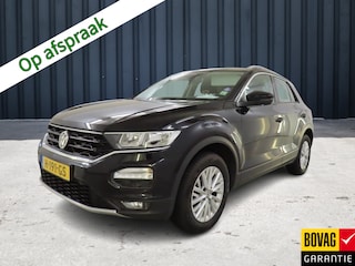 Volkswagen T-Roc 1.0 TSI Style Business (116PK), 1e-Eig, VW-Dealer-Onderh., BOVAG-Garantie, Navigatie, Parkeersensoren-V+A, Spiegel-Pakket, Trekhaak, Elek.-Achterklep, Achteruitrijcamera, DAB, LM.-Velgen, Licht-Zicht-Pakket, Adaptive-Cruisecontrol, Privacy-Glas, NL-Auto