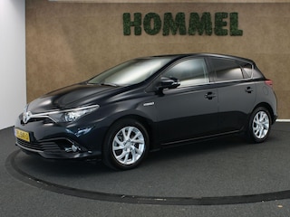 Toyota Auris 1.8 Hybrid Dynamic - ORIGINEEL NEDERLANDSE AUTO - ACHTERRUITRIJCAMERA - CRUISE CONTROL - EXTRA GETINT GLAS - KEYLESS ENTRY - LICHTMETALEN VELGEN 16" INCH - NAVIGATIESYSTEEM FULL-MAP