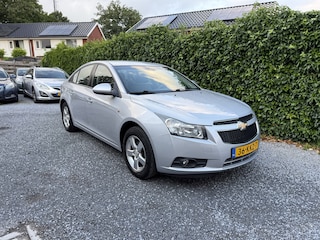Chevrolet Cruze 1.8 LS | Airco | Cruise Control | Elekt. Ramen | LMV | PDC | Trekhaak | APK tot 27-09-2025!