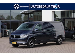 Volkswagen Transporter 2.0 TDI L2H1 Highline 150PK / 110kW DSG, T-Edition, 17" LMV, navigatie, LED koplampen met grootlichtassistent, achteruitrijcamera (rear view), trekhaak, Executive plus style pakket, adaptieve cruise control (acc),  multifunctioneel lederen stuurwiel, achterdeuren met geblindeerde ramen, elektrisch pakket 3, parkeersensoren voor & achter (pdc), vloerplaat, scheidingswand, LED licht in laadruimte
