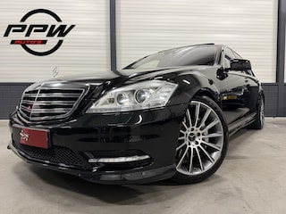 Mercedes-Benz S-klasse 600 V12 Lang AMG Facelift UNIEKE AUTO/TOPCONDITIE/VOLLEDIG MERCEDES DEALER HISTORIE/PANO-SCHUIFDAK/NACHTZICHT/MASSAGE+VENTILATIE/DISTRONIC/LANE-ASSIST/CAMERA/HARMAN&KARDON/20"AMG/YOUNGTIMER/BTW-AUTO