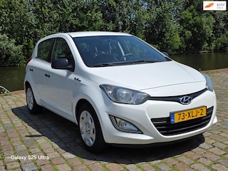 Hyundai i20 1.2i Business Edition 3e eigenaar dealer onderhouden Zeer mooi auto airco elektrische ramen cv op afs