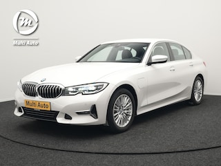 BMW 330e Luxury Line Plug In Hybrid 293pk PHEV | Trekhaak af Fabriek | Lederen Memory Stoelen Verwarmd | Camera | Apple Carplay | Keyless | Virtual | Sfeerverlichting | DAB | Navi Full Map |