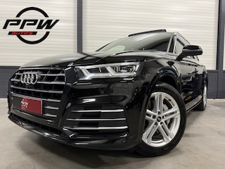 Audi Q5 55 TFSI e quattro Competition 367PK S-Line PANO/LUCHTVERING/TREKHAAK/360CAMERA/MASSAGE/KEYLESS/MATRIX/VIRTUAL/CARPLAY/SFEER/19"/PRIVACY/3X S-LINE/MYTHOSSCHWARZ METALLIC/VOLLEDIG AUDI DEALER HISTORIE,NET OH BEURT GEHAD BIJ 152.329KM