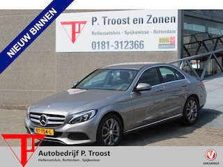 Mercedes-Benz C-klasse 180 Prestige AUTOMAAT/Navigatie/Climate control/Cruise control/Parkeersensoren rondom/Elektrisch verstelbare stoelen/Stoelverwarming/LED koplampen/Multifunctioneel stuurwiel/Spraakbediening/Elektrisch inklapbare spiegels/17'' Lichtmetalen velgen.