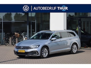 Volkswagen Passat Variant 1.4 TSI PHEV GTE Business 218PK / 160kW DSG, Digital Cockpit Pro (26cm), 60 maanden 100.000km garantie leder / alcantara bekleding, dodehoekdetectie (side assist), panoramadak, discover pro navigatie, verwarmbare voorstoelen, achteruitrijcamera (rear view), park assist, privacy glas, chrome dakrail en sierlijsten, 17" 'London' LMV, draadloos Apple Carplay & Android Auto, keyless start & entry, draadloos telefoon laden, multifunctioneel lederen stuurwiel, parkeersensoren voor en achter (pdc)