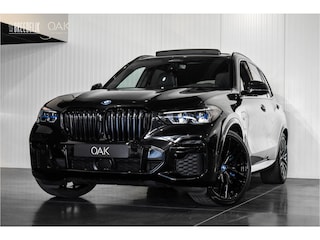 BMW X5 xDrive45e M-Sport | Live Cockpit | Panorama SkyLounge | H&K | 360 Camera | Leder | Trekhaak | Head-Up | ACC | 22" | Saphire Zwart