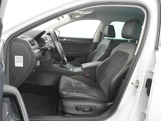 Skoda Superb Combi 1.5T-150PK AUT-7 Wegklapb.Trekh.Virtual Cockpit Apple Carplay Android Camera 1/2 Leer-Alcantara Memory Seats Navi Ecc Cruise Control Stoelverwarming ACT Business Edition Keyless DAB Privacy Glas Lmv 18" Elek.Achterklep Business Upgrade Function Pakket DSG-7 Regen-Lichtsensor Wifi Voorruitverwarming Zeer compleet! 1e Eigenaar, Origineel Nederlands, 1.600KG Trekgewicht € 44.000 nieuw