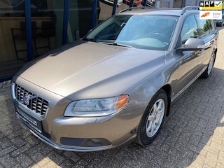 Volvo V70 2.5FT Momentum Automaat H.LEER / XENON / TREKHAAK