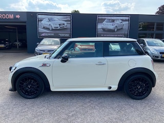 Mini Cooper 1.6 Business Line - Airco - Cruise control - Bluetooth/handsfree - 17 inch l.m velgen