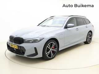 BMW 3-serie Touring 330e xDrive M Sport Pro -NIEUW MODEL -91 KM ACTIERADIUS -Trekhaak -Driving Ass Prof -HeadUp -Pano Dak -Harman/Kardon -M Sportrem Rood -Stoelen Elektr Memory -Adaptief M Onderstel