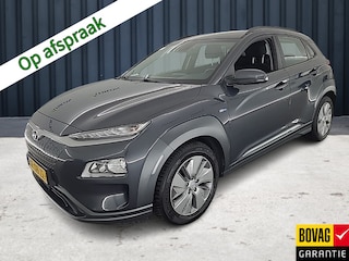 Hyundai Kona EV Comfort 64 kWh (204 PK) 1e-Eig. & Dealer-Onderh. BOVAG-Garantie. NL-Auto. Warmtepomp, Navigatie/Apple-Carplay/Android-Auto, Adaptive-Cruisecontrol, Keyless-Entry/Start, Parkeersensoren, Achteruitrijcamera, DAB, Lm-Velgen-17Inch, Privacy-Glas