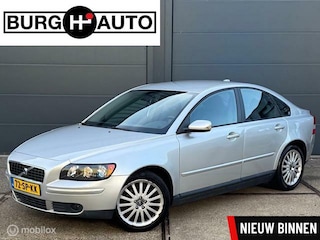 Volvo S40 2.4 Momentum - ECC - CRUISE CONTROLE - TREKHAAK - RADIO/CD - PARKEERSENSOREN ACHTER - 17" LM VELGEN - EL. RAMEN VOOR + ACHTER - NAP - NL AUTO - APK T/M 23-01-2026 -