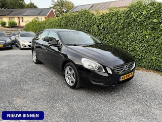 Volvo V60 2.0T Momentum | Leer | Navi | Autom. Airco | Cruise Control | PDC | LMV | Trekhaak | Kinderzit | Dealer onderhouden | APK tot 08-04-2026!