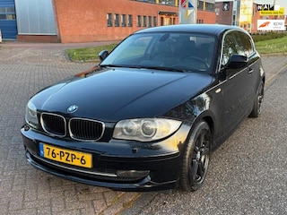 BMW 118i EffDyn. Ed. Business Line Ultimate Edition 3-Drs ECC Audio-CD/Navi LMV 16" Bi-xenon Sportonderstel Apk 07/02/2026