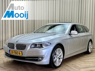 BMW 5-serie Touring 528i High Executive 259 PK / Panorama / Navi Pro / M Sport Leder / Trekhaak / Xenon / Stoelverwarming / Org.NL! / 19"LMV