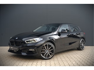 BMW 118i High Executive Edition | Virtual Dash | Apple Carplay | Stoelverwarming | Leer | Led | Keyless | PDC | Shadow Line | Automaat | M Sport Stuur | Climate Control | Cruise Control |