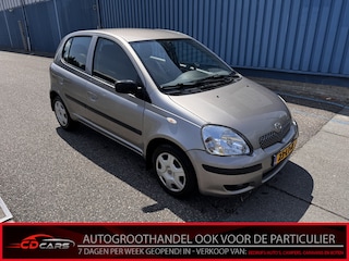 Toyota Yaris 1.0 VVT-i Luna Radio, Mistlamp Bij de verkoop van gebruikte voertuigen door CD-Cars wordt geen standaard garantie verstrekt. De koper aanvaardt het voertuig in de staat waarin het zich bevindt op het moment van aankoop, Vo