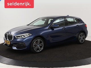 BMW 118i Intro Ed. | Carplay | Full LED | Sportstoelen | Navigatie | Climate control | Bleutooth | PDC | Trekhaak | Sfeerverlichting