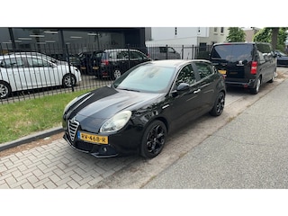 Alfa Romeo Giulietta 1.4 T Distinctive Airco Cruise control Panorama dak Radio Lichtmetalen velgen Leder APK 30-06-26 Handel/ Export!