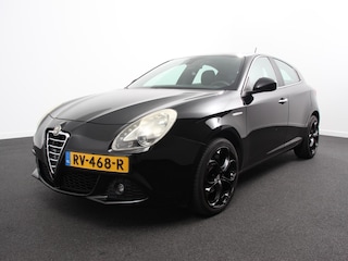 Alfa Romeo Giulietta 1.4 T Distinctive Airco Cruise control Panorama dak Radio Lichtmetalen velgen Leder APK 30-06-26 Handel/ Export!