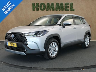 Toyota Corolla Cross 2.0 High Power Hybrid Active - AFNEEMBARE TREKHAAK 750 KG GEREMD TREKGEWICHT - STUUR EN STOEL VERWARMING - ADAPTIVE CRUISE CONTROL - NAVIGATIE - CLIMATE CONTROL - APPLE CARPLAY/ANDROID AUTO