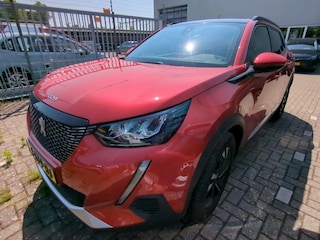 Peugeot 2008 1.2 PureTech Allure | Achterbank in delen neerklapbaar | Achteruitrijcamera | Airco (automatisch)
