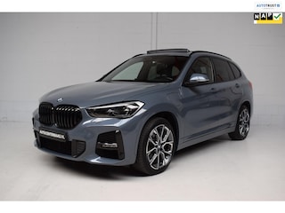 BMW X1 XDRIVE25E M-SPORT PANORAMADAK / CAMERA / LEER / EL.STOELEN / TREKHAAK / SFEERVERLICHTING