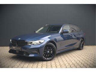BMW 3-serie Touring 330e High Executive Sportline | Keyless | PDC | Leer | Hifi | Ambiance Verlichting | Stoelverwarming | Adaptive Cruise Control | BTW | LED | Shadow Line | Navigatie Prof. | DAB |