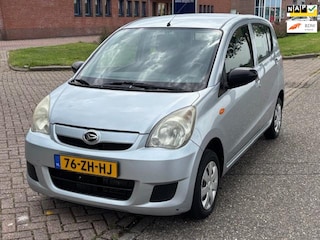 Daihatsu Cuore 1.0 Trend 5-Deurs Stuurbekrachtiging Audio/CD ABS Getint glas Colorpakket EBD 2 x airbags Dealeronderhoud Nw Apk!