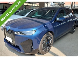 BMW iX xDrive40 Sport Edition | Sky Lounge Roof | Softclose | Trekgewicht 2500kg