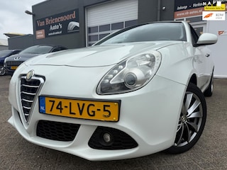 Alfa Romeo Giulietta 1.4 T Distinctive met parkeersensoren en navigatie en bluetooth telefoon en airco