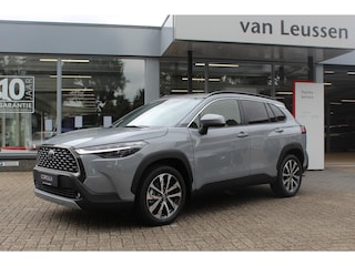 Toyota Corolla Cross HYBRID 200 STYLE NIEUW&DIRECT LEVERBAAR! STOELVERW. EL-ACHTERKLEP NAVI PARK-SENSOREN BLISS LED 18"LMV PRIVACY-GLASS NL-AUTO