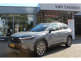 Toyota Corolla Cross 2.0 HYBRID 200 STYLE NIEUW&DIRECT LEVERBAAR! STOELVERW. EL-ACHTERKLEP NAVI PARK-SENSOREN BLISS LED 18"LMV PRIVACY-GLASS NL-AUTO