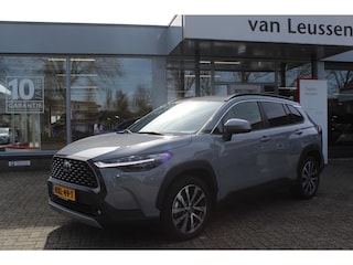 Toyota Corolla Cross 2.0 HYBRID 200 STYLE NIEUW&DIRECT LEVERBAAR! STOELVERW. EL-ACHTERKLEP NAVI PARK-SENSOREN BLISS LED 18"LMV PRIVACY-GLASS NL-AUTO