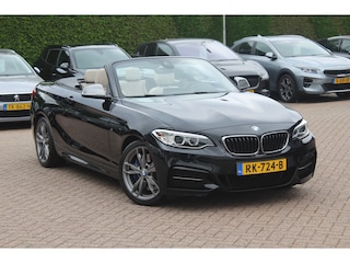 BMW 2-serie Cabrio M240i xDrive High Exe. M Sport / Camera / Leder / Harman Kardon / 18'' / Keyless / Navigatie / Stuurverwarming / DAB / Windscherm / Stoelverwarming / Cruise Control