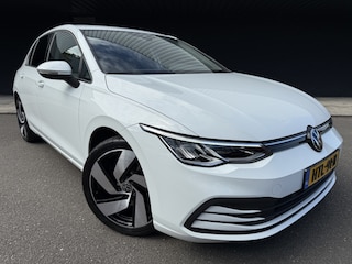 Volkswagen Golf 1.0 TSI Life // LED koplampen // trekhaak //