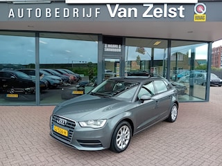 Audi A3 Sportback 1.2 TFSI Attraction Automaat, Airco, Multimediasysteem, Bluetooth, Navigatie, Cruise control, Parkeersensoren, Elektronisch kinderslotvergrendeling, Lichtmetalen velgen, Centrale vergrendeling met AB, Zeer mooie originele NL auto, BOVAG