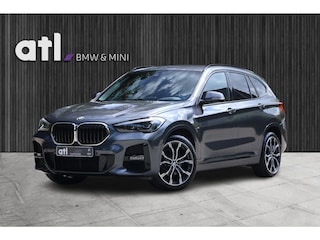BMW X1 sDrive18i High Executive Edition M Sportpakket, Head-Up Display, Harman Kardon, Afneembare trekhaak, Driving Assistant, Parkeerassistent & achteruitrijcamera, LED koplampen, Keyless Entry & automatische achterklepbediening, Stoelverwarming, Navigatie Plus, Real-Time Traffic Info, Draadloos opladen, etc.