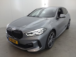 BMW 118i Executive | Verwacht | M-pakket | Trekhaak | Camera | Stoelverwarming |