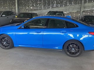 BMW 218i Executive Edition | Achterbank in delen neerklapbaar | Achteruitrijcamera | Alarm klasse 3