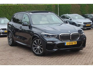 BMW X5 xDrive30d High Exe. 7p. M Sport / Trekhaak / Panoramadak / Camera / Head-up / Softclose / 20'' / Harman Kardon / Luchtvering / Laser LED / Keyless / Leder / Apple CarPlay / Stuurverwarming / DAB / ACC / Zonnescherm zijruite